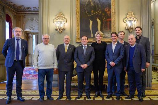 9/02/2024. Albares meets with importers of Spanish food and horticultural products in Paris. Family photo of the meeting between the Ministe...