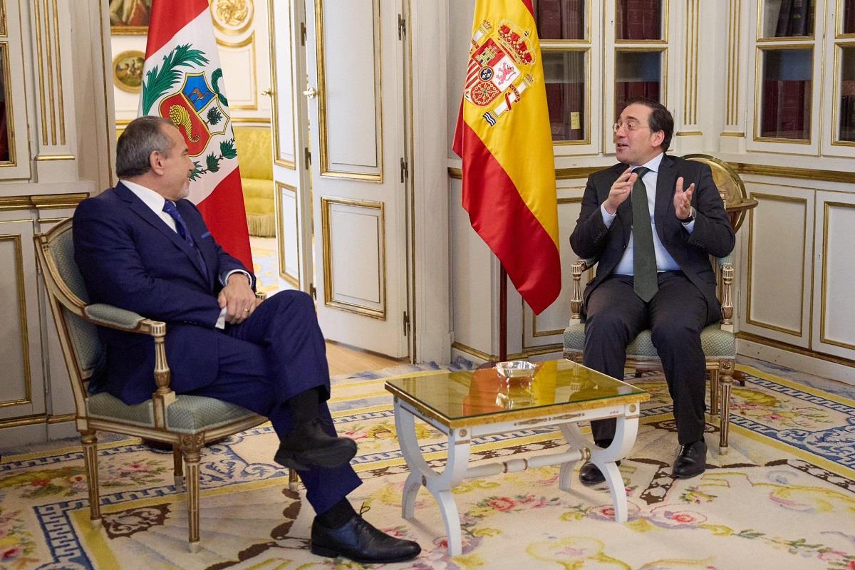 El ministro de Asuntos Exteriores, Unión Europea y Cooperación, José Manuel Albares, se ha reunido con su homólogo peruano,
