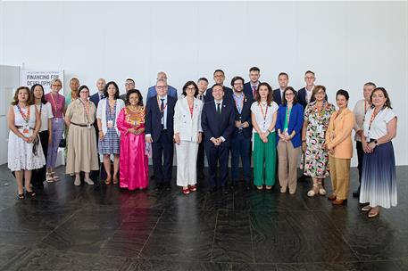 Foto de familia de las autoridades que participaron en el evento internacional. 