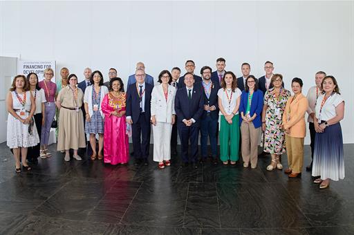 Foto de familia de las autoridades que participaron en el evento internacional. 