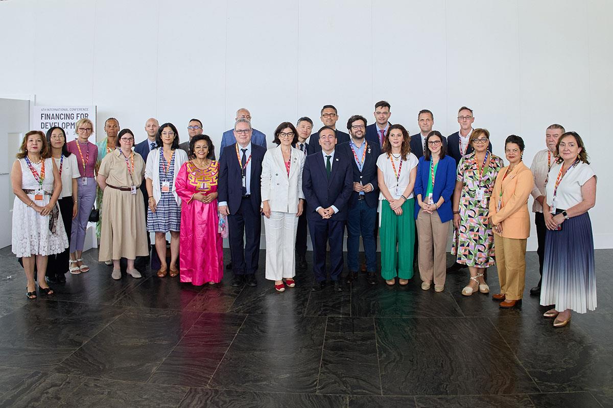 Foto de familia de las autoridades que participaron en el evento internacional. 