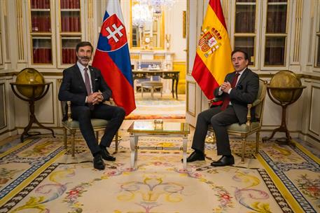 El ministro de Asuntos Exteriores, Unión Europea y Cooperación, José Manuel Albares, y su homólogo eslovaco, Juraj Blanár