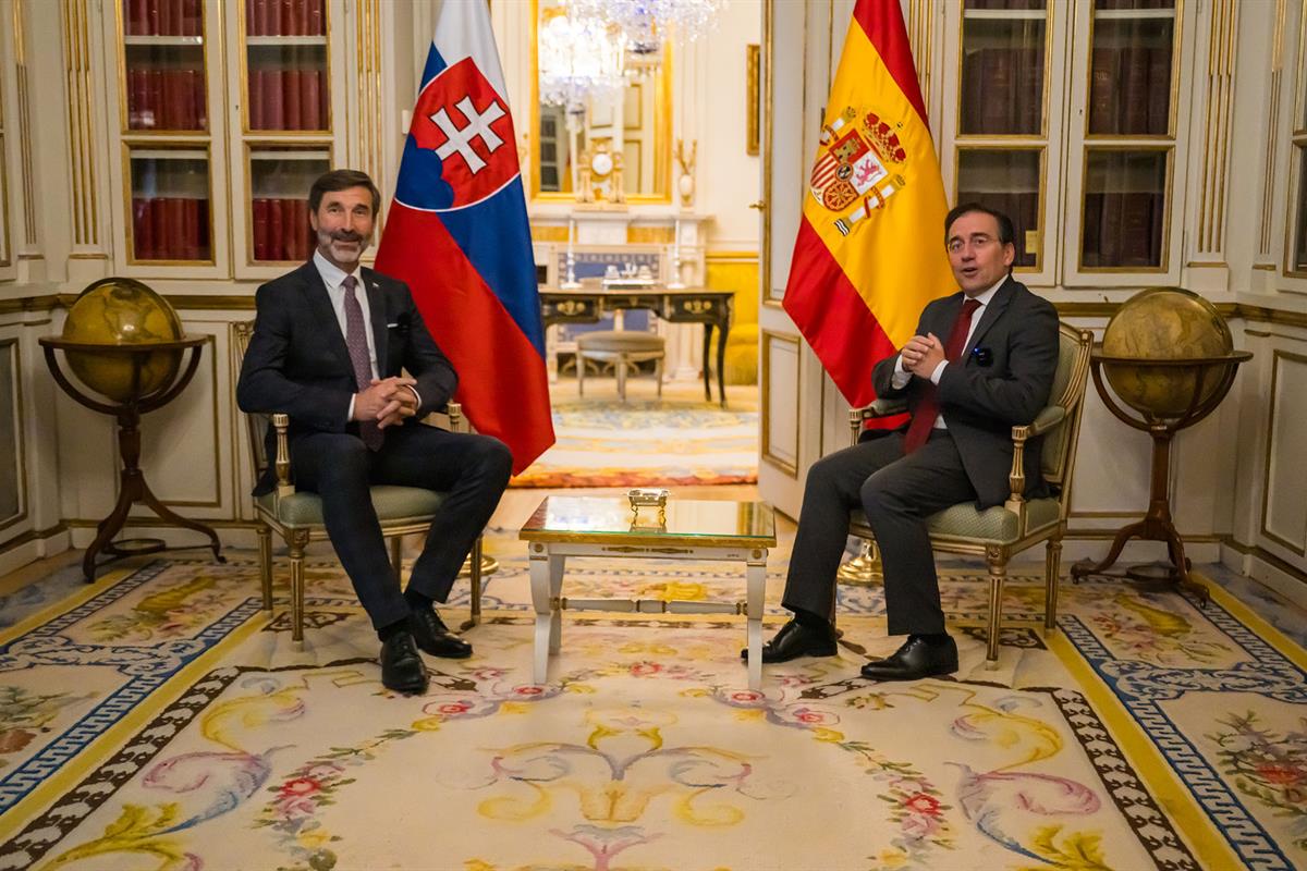 El ministro de Asuntos Exteriores, Unión Europea y Cooperación, José Manuel Albares, y su homólogo eslovaco, Juraj Blanár