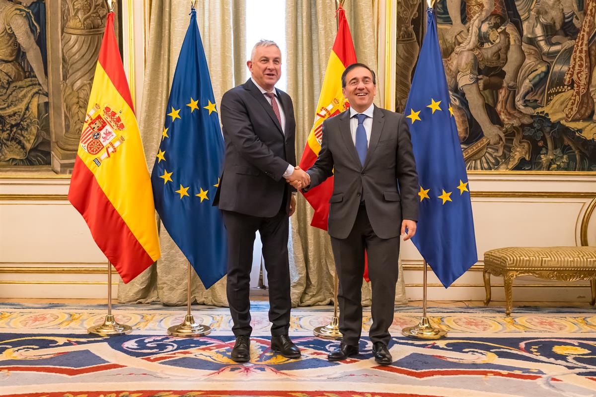 El ministro Albares saludando al comisario Jozef Síkela