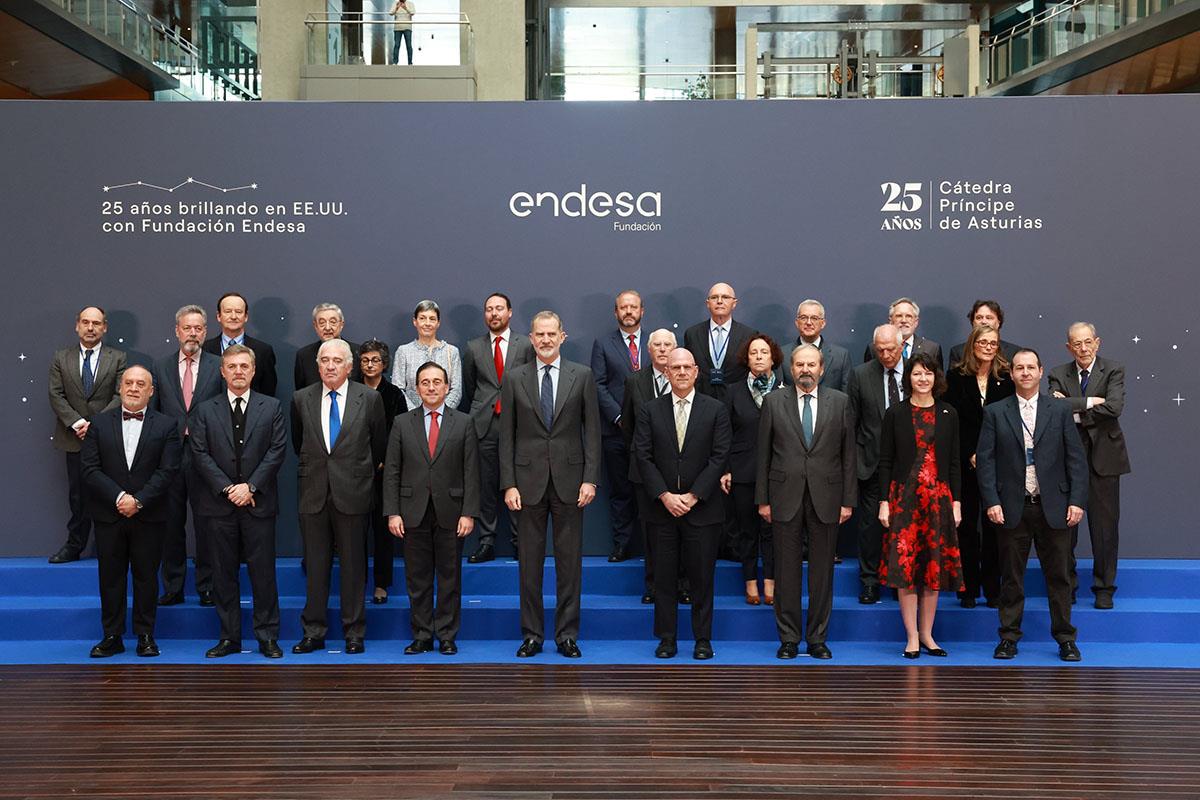 Foto de familia del acto de celebración del 25º aniversario de la Cátedra Príncipe de Asturias