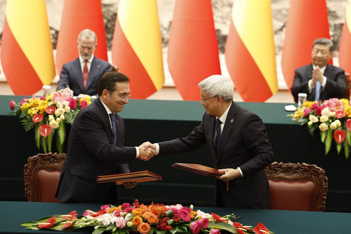El ministro de Asuntos Exteriores, Unión Europea y Cooperación, José Manuel Albares, en la firma de acuerdos con las autoridades