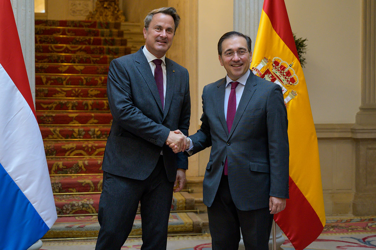 Los ministros saludándose