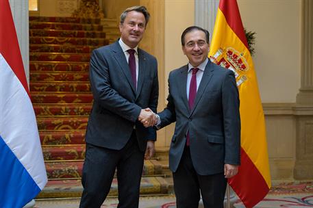 Los ministros saludándose