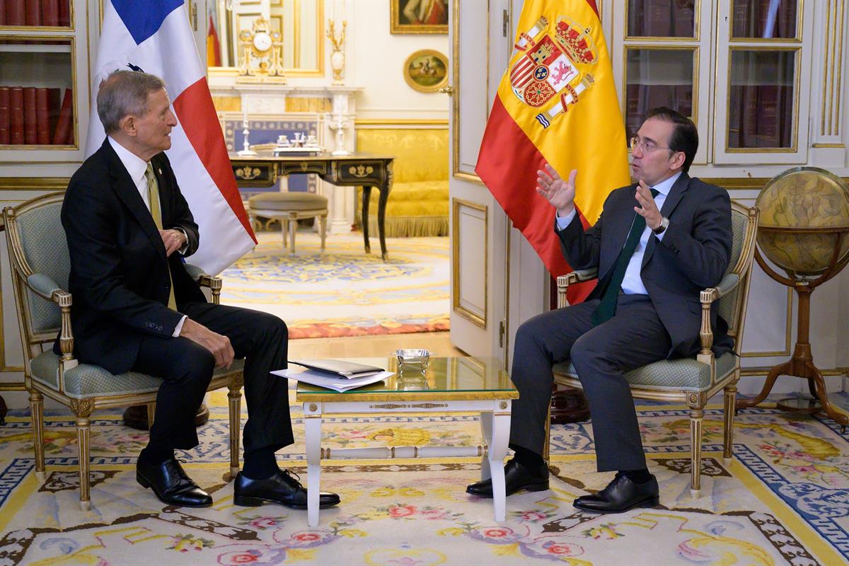 El ministro de Asuntos Exteriores, Unión Europea y Cooperación, José Manuel Albares, y su homólogo de República Dominicana
