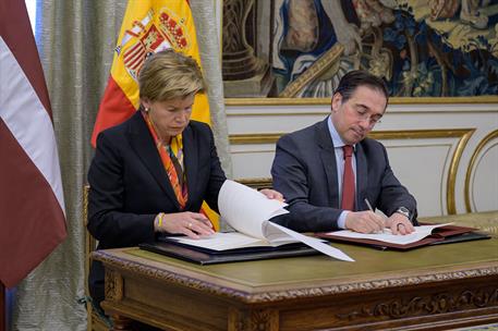 El ministro José Manuel Albares junto a la ministra letona de Exteriores, Baiba Braže, durante la firma del Memorando.