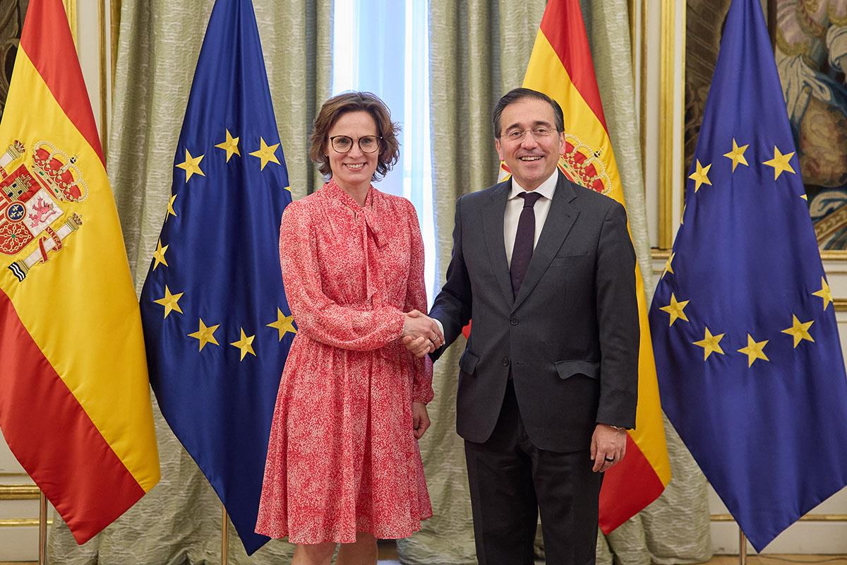 El ministro de Asuntos Exteriores, José Manuel Albares, y la comisaria europea de Medio Ambiente, Jessika Roswall