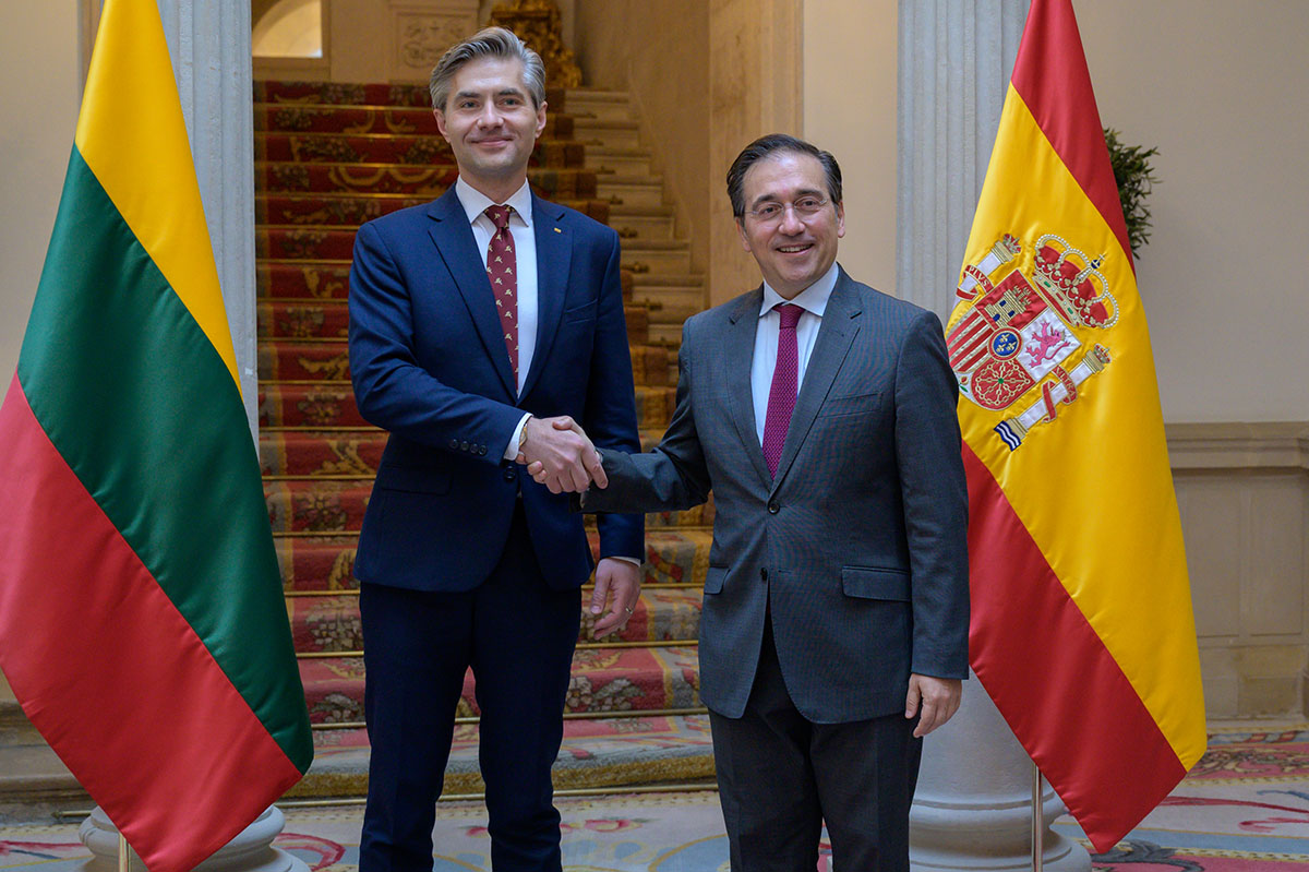 El ministro de Asuntos Exteriores, Unión Europea y Cooperación, José Manuel Albares, con su homólogo lituano, Kęstutis Budrys