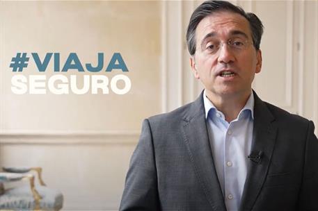 El ministro de Asuntos Exteriores, Unión Europea y Cooperación, José Manuel Albares, en el vídeo de la campaña #ViajaSeguro