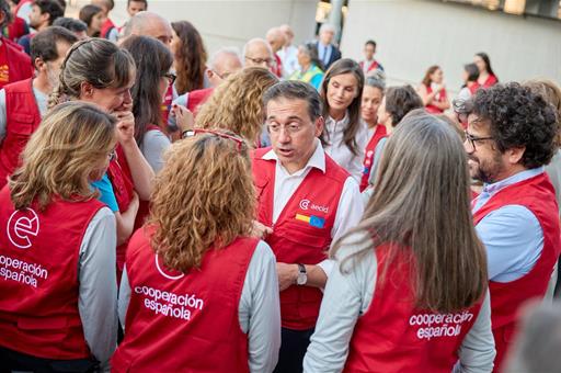 El ministro de Asuntos de Exteriores, Unión Europea y Cooperación, José Manuel Albares, y la reina Letizia
