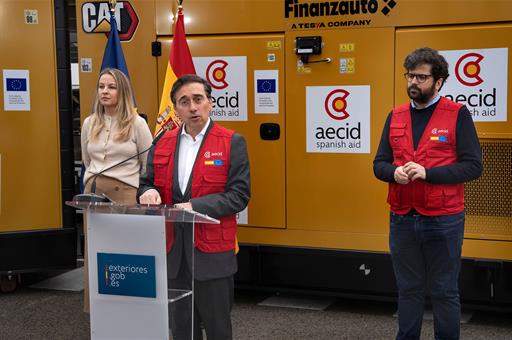 El ministro José Manuel Albares, en la presentación del envío a Ucrania de seis generadores de gran potencia