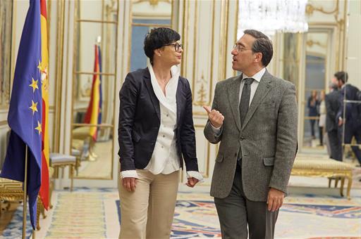 El ministro de Asuntos Exteriores, Unión Europea y Cooperación, José Manuel Albares, y la comisaria para la Ampliación