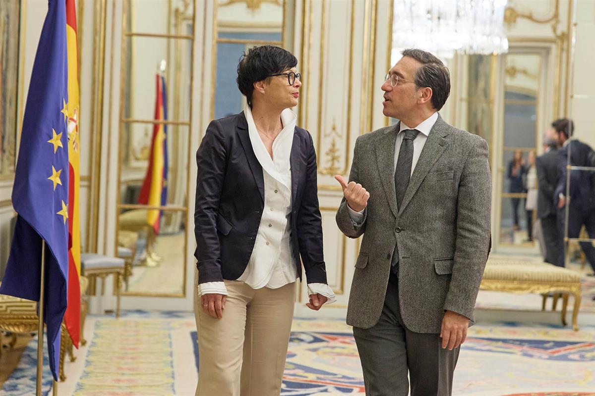 El ministro de Asuntos Exteriores, Unión Europea y Cooperación, José Manuel Albares, y la comisaria para la Ampliación