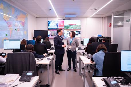 El ministro de Asuntos Exteriores, Unión Europea y Cooperación, José Manuel Albares, en la sala de crisis de Exteriores