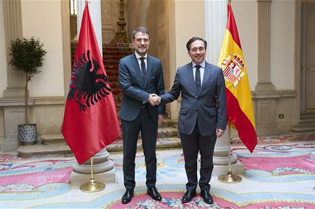 El ministro José Manuel Albares​ Albares junto a su homólogo albanés. 