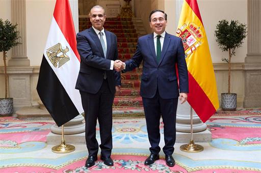 El ministro de Asuntos Exteriores, Unión Europea y Cooperación, José Manuel Albares junto a su homólogo egipcio. 