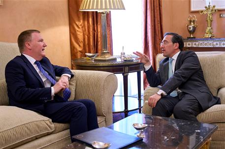  José Manuel Albares, junto al comisario Michael McGrath