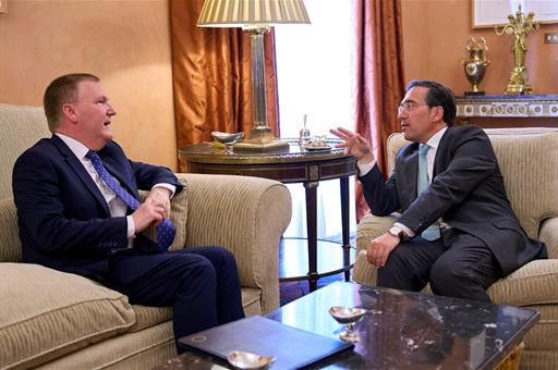  José Manuel Albares, junto al comisario Michael McGrath