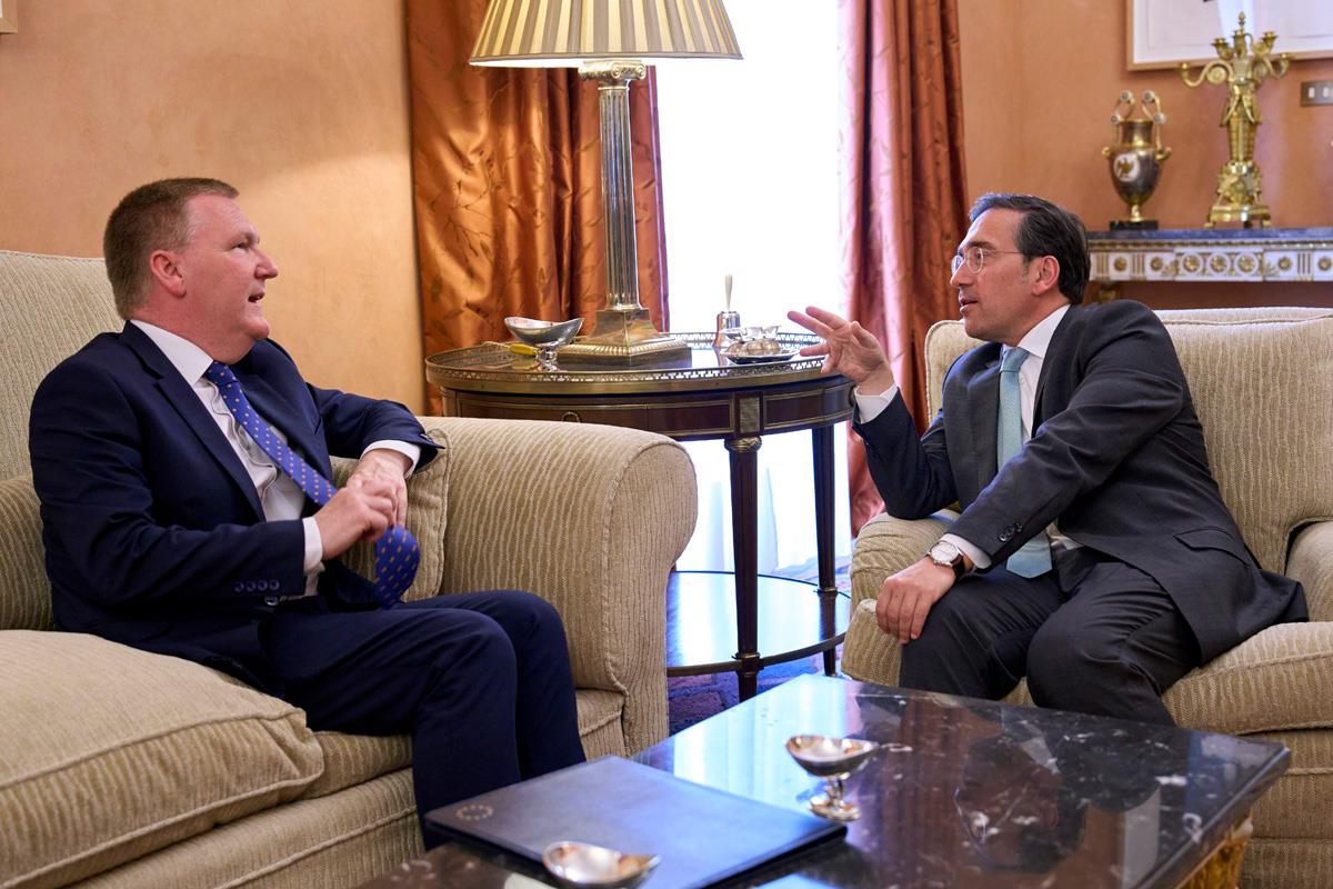  José Manuel Albares, junto al comisario Michael McGrath