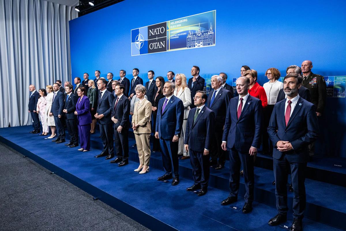Fotografía de familia de la reunión ministerial de Exteriores de la OTAN, celebrada en Helsingborg (Suecia). 