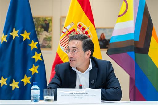 El ministro de Asuntos Exteriores, Unión Europea y Cooperación reunido con representantes de entidades LGTBI+