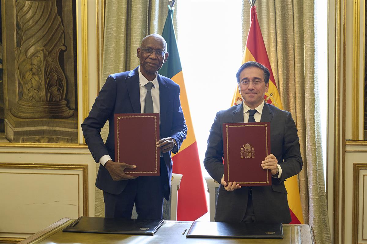 El ministro de Asuntos Exteriores, Unión Europea y Cooperación, José Manuel Albares, y su homólogo senegalés, Cheik Niang