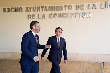 ​El ministro de Asuntos Exteriores, Unión Europea y Cooperación, José Manuel Albares, junto con el alcalde de la Línea 