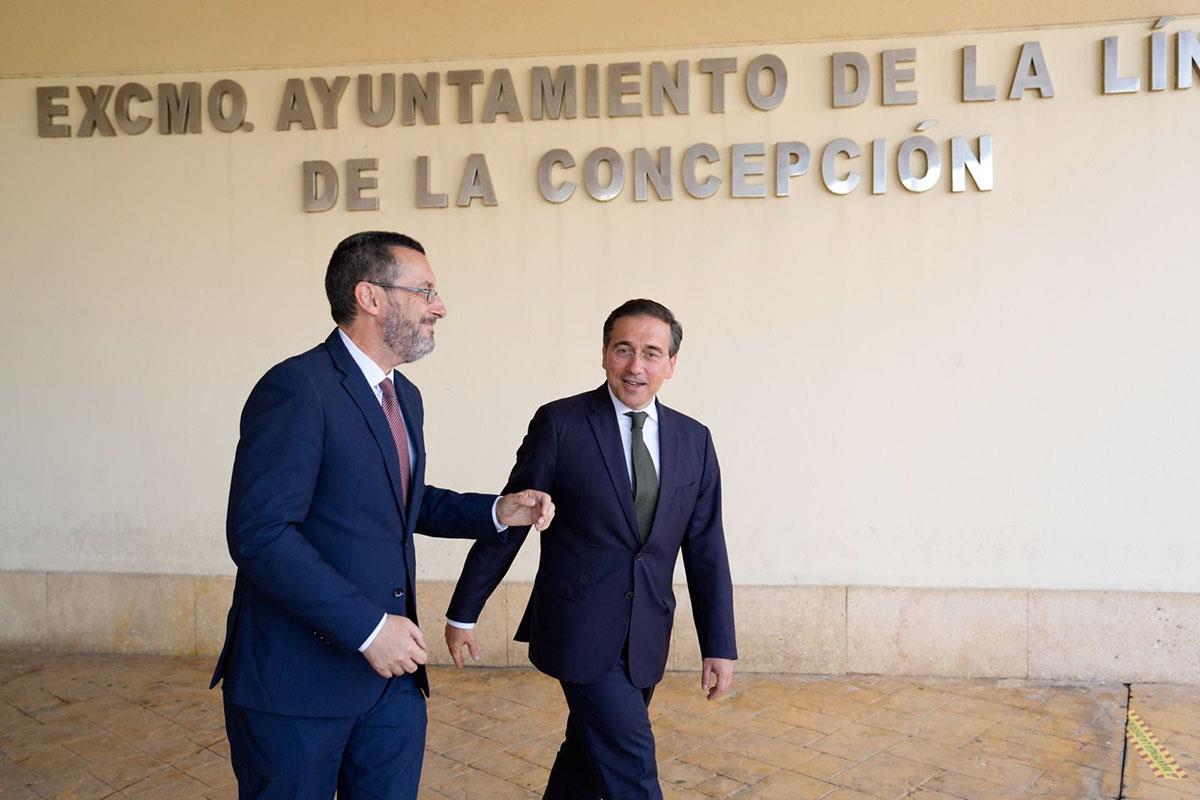 ​El ministro de Asuntos Exteriores, Unión Europea y Cooperación, José Manuel Albares, junto con el alcalde de la Línea 