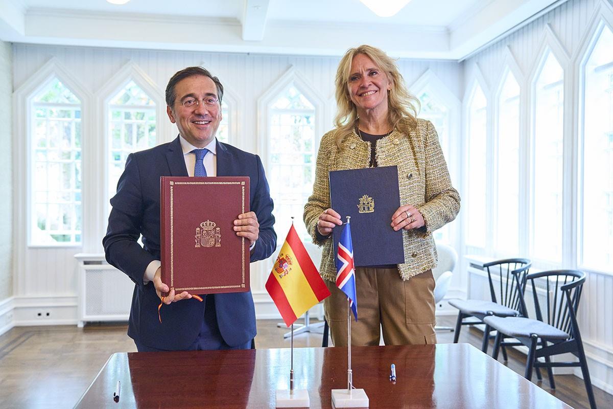 El ministro de Asuntos Exteriores y su homologa en Islandia, firman de acuerdos de cooperación