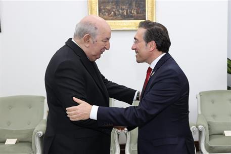 El ministro de Asuntos Exteriores, Unión Europea y Cooperación, José Manuel Albares, saluda al presidente argelino