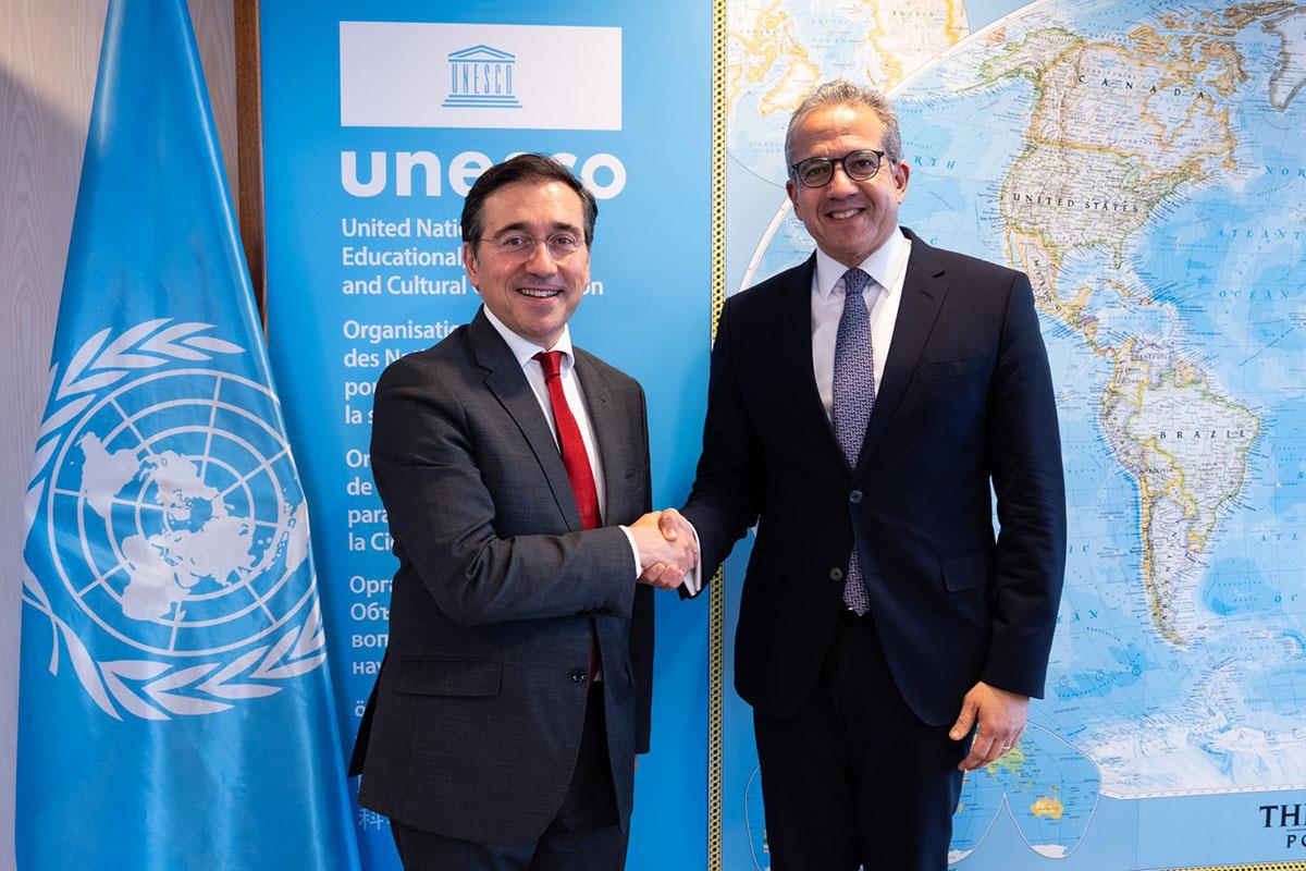 El ministro de Asuntos Exteriores, José Manuel Albares, con el director general de la UNESCO, Khaled El-Enany