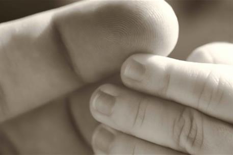 Mano de bebé sobre mano de mujer.
