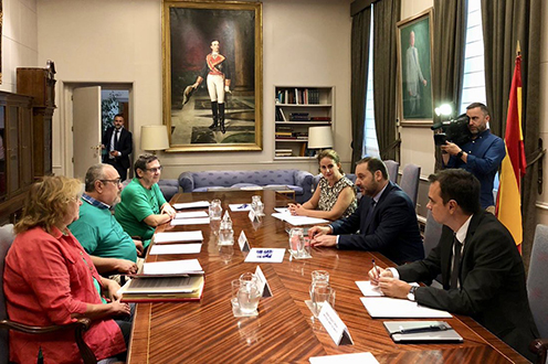 José Luis Ábalos junto a los asistentes a la reunión