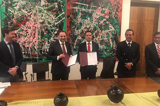 El ministro de Fomento, José Luis Ábalos, y el gobernador del Estado de Oaxaca, Alejandro Murat, firman un Memorando