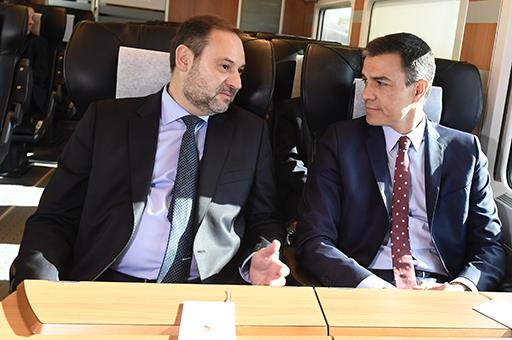 José Luis Ábalos y Pedro Sánchez, durante el viaje en AVE a Granada