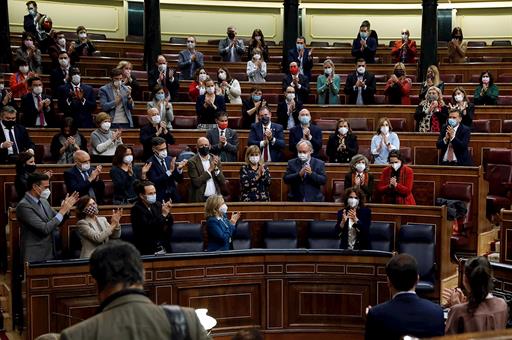 Aplausos en el hemiciclo del Congreso para la ministra de Hacienda, María Jesús Montero, tras la aprobación de los PGE 2021 