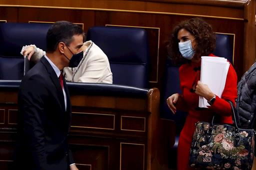 El presidente del Gobierno, Pedro Sánchez, y la ministra de Hacienda, María Jesús Montero, con mascarillas en el Congreso