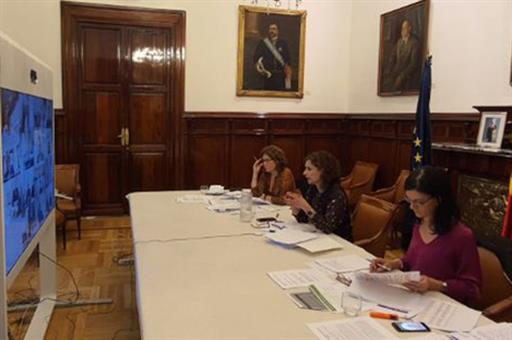 La ministra María Jesus Montero durante la reunión