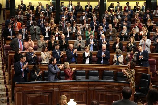 La ministra de Hacienda, María Jesús Montero, aplaudida por los diputados del Gobierno de coalición tras la votación