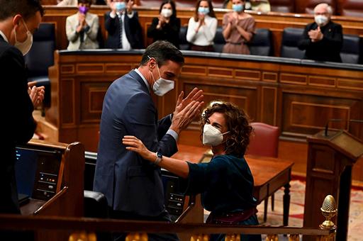 La ministra María Jesús Montero es aplaudida por el presidente y el Gobierno tras la aprobación de los PGE 2022 en el Congreso