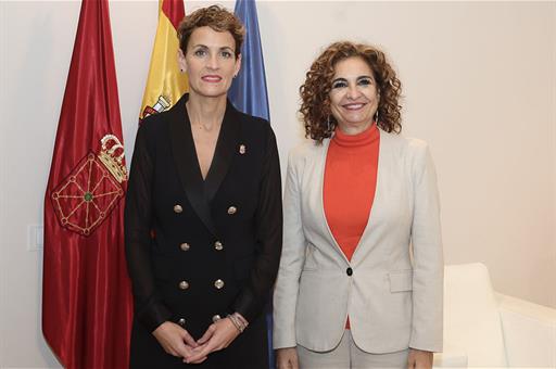 La ministra de Hacienda y Función Pública, Maria Jesús Montero junto a la presidenta del Gobierno de Navarra, María Chivite