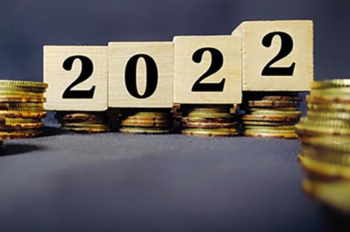 Monedas apiladas con el año 2022