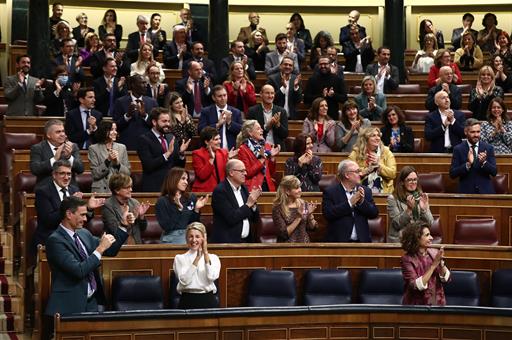 El presidente, la vicepresidenta segunda y la ministra de Hacienda y Función Pública aplauden tras la aprobación de los PGE