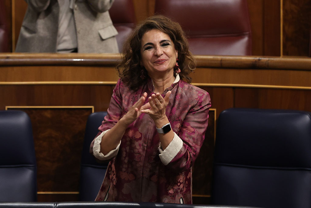 La ministra de Hacienda y Función Pública, María Jesús Montero, aplaude tras la votación