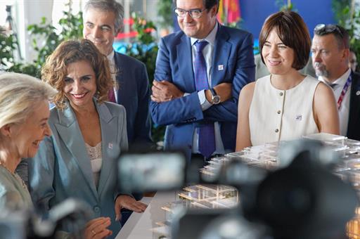 Las autoridades asistentes al evento en Sevilla.