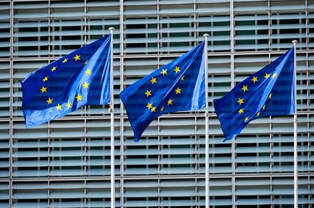 Banderas ondeando en la sede de la Comisión Europea de Bruselas